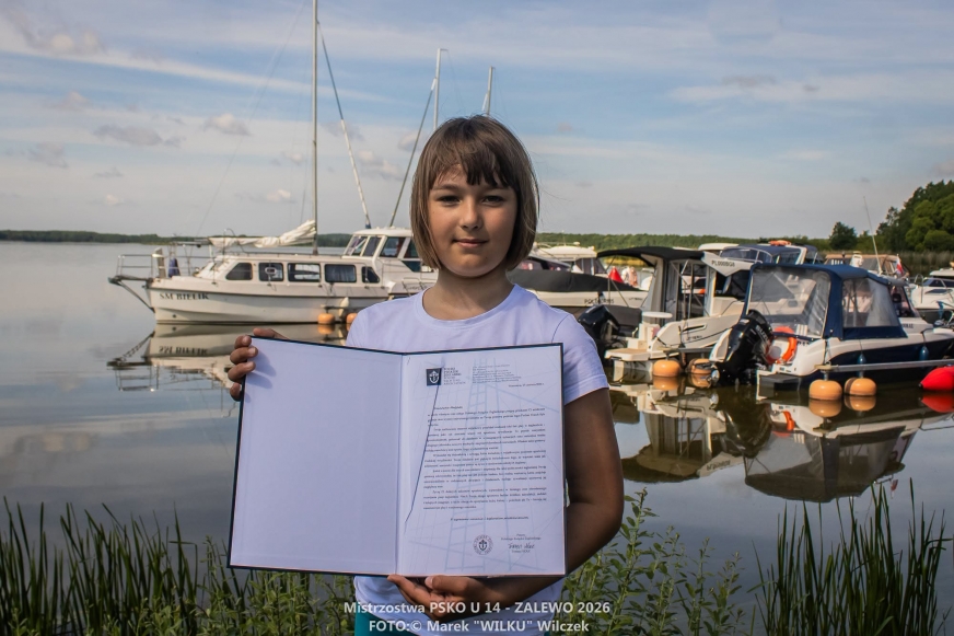 Nasza bohaterka, Matylda Płączyńska (SSW MOS Iława), z listem gratulacyjnym od prezesa Polskiego Związku Żeglarskiego, będącym wyrazem uznania za jej wzorową postawę podczas regat Pucharu Trzech Ryb w Giżycku