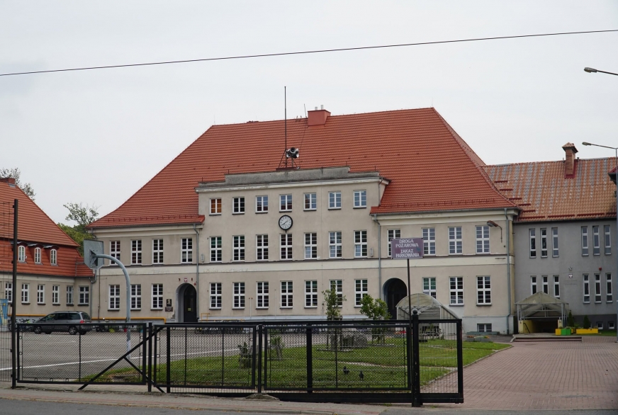 Burmistrz Susza Marcin Mądry złożył wniosek o odwołanie dyrektor Szkoły Podstawowej w Suszu, jednak kuratorium oświaty nie wyraziło na to zgody. Obecnie trwa inna procedura, o którą również zawnioskowała gmina. Szczegóły w artykule.