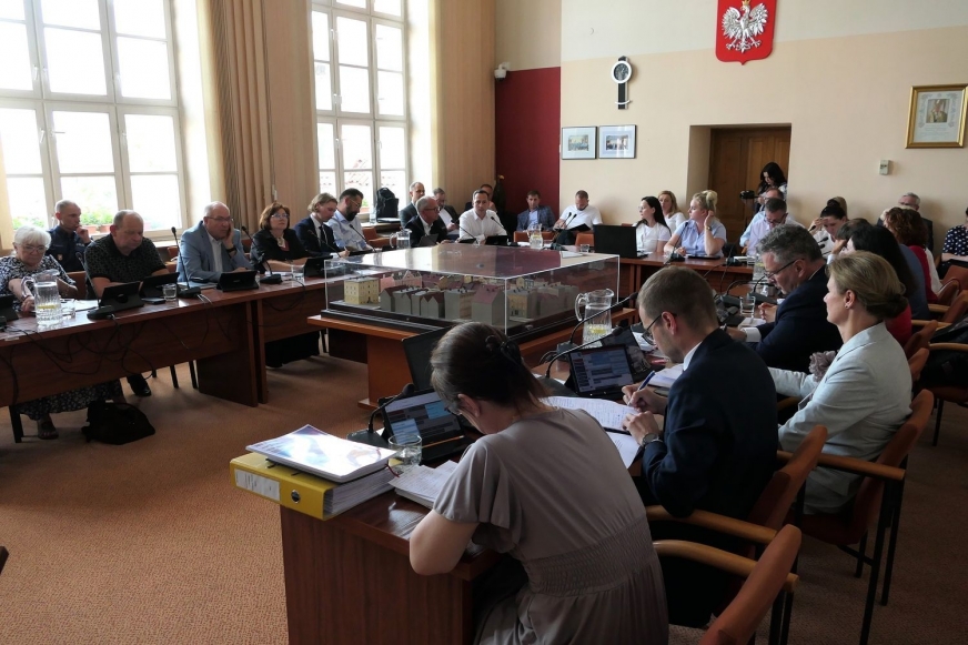 Takiej sytuacji na forum samorządu w Iławie jeszcze nie mieliśmy. Fakt, iż rada miejska drugi rok z rzędu nie udzieliła burmistrzowi Dawidowi Kopaczewskiemu wotum zaufania, teoretycznie otwiera drogę do przeprowadzenia referendum w sprawie odwołania go z tej funkcji. Zebraliśmy komentarze.
