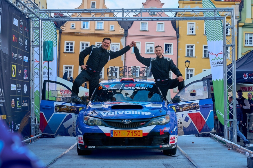 Pilot Konrad Ziejewski i kierowca Bartosz Stypuła na mecie AMG Rally Karkonosze 2026!