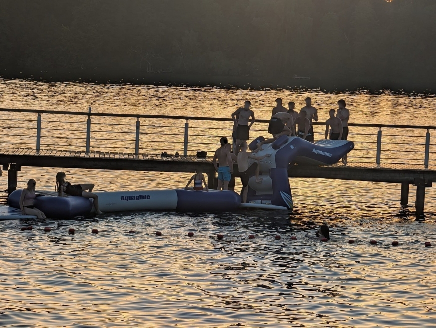 Nowy tor wodny na „dzikiej” plaży przy ulicy Kajki. Po prostu atrakcja czy także test na odpowiedzialność Iławian?