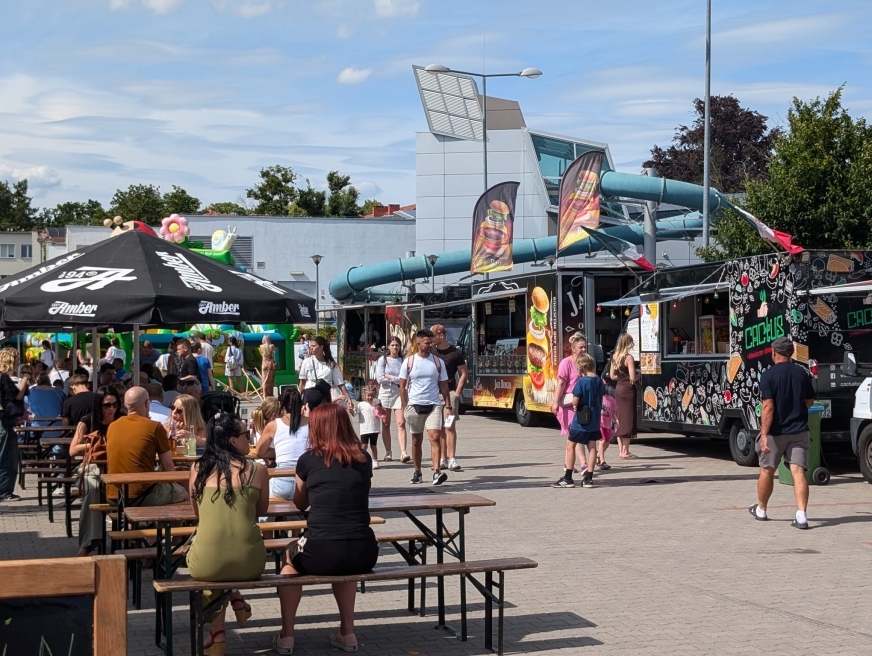 Sprawdź listę mobilnych restauracji, które w ten świąteczny weekend Dni Iławy 2026 zawitają do naszego miasta – i weź udział w zabawie! Do zdobycia 4 bony specjalnie dla Czytelników portalu Info Iława, zapraszamy :-).