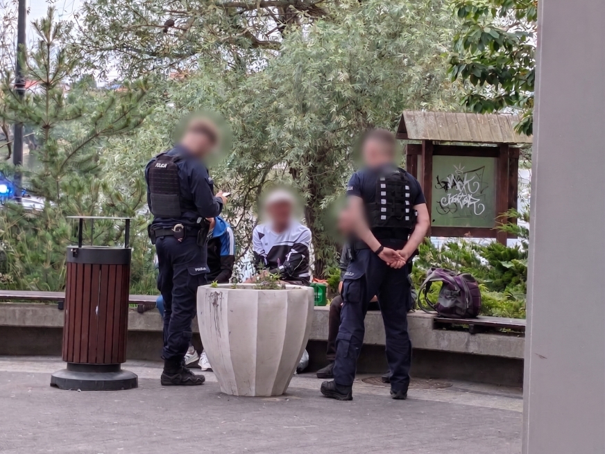Bulwar nad Małym Jeziorakiem w Iławie to miejsce, gdzie często przebywają osoby bezdomne. Policja patroluje to miejsce.