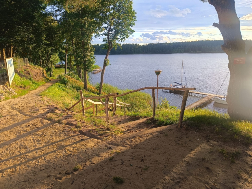 Zejście na pomost i na plażę w Makowie. Trochę jak w innym kraju, prawda?