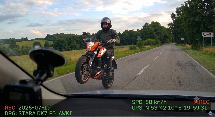 Starą „krajówką” - na jednym kole! Brawura 23-letniego motocyklisty srogo ukarana.