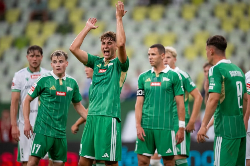 Wojciech Madej (z podniesionymi rękoma) w czasie meczu z Wartą Poznań. Dla Iławianina był to debiut w I lidze!