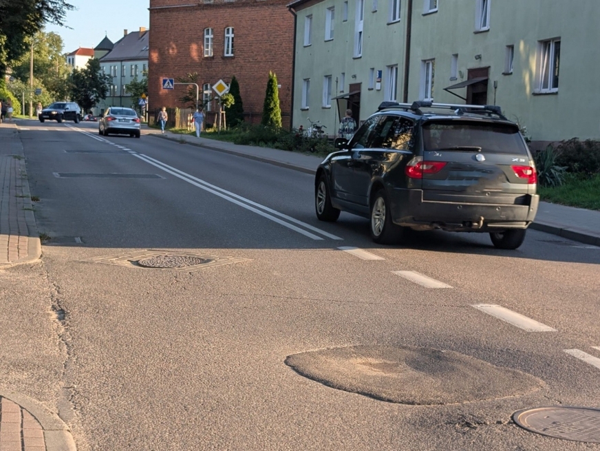 Interwencja radnego w sprawie uszkodzonej jezdni na ul. Grunwaldzkiej. Ratusz i ZDW mają odmienne wersje. 