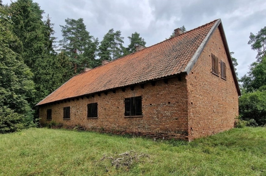 Ostatni budynek dawnej osady Solniki przed rozbiórką. Obiekt przez lata stał pusty i popadał w ruinę.