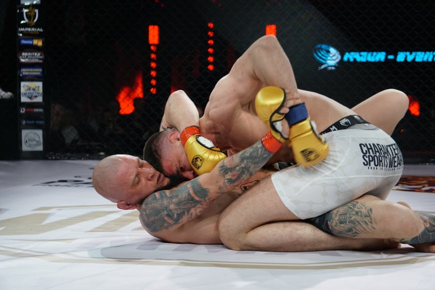 Na zdjęciu Damian Kowalski (leży na plecach) podczas zwycięskiej dla niego walki z Oliwierem Woźnickim. Doszło do niej podczas zesłorocznej gali Winner. Teraz 