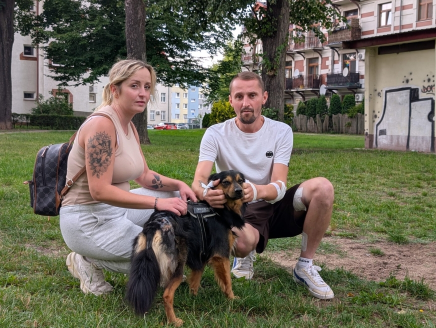 Dominik chciał uratować zaatakowanego Skubiego. Pogryziony przez amstaffa, sam poważnie ucierpiał. Na zdjęciu także Magda. Do ataku z minionej niedzieli doszło w pobliżu tego miejsca.