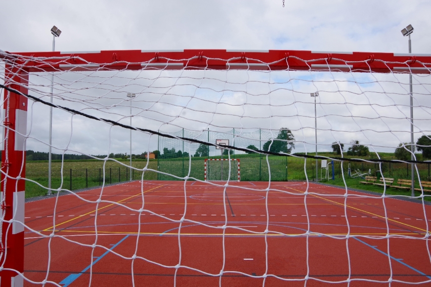 Zagrają w kosza, siatkówkę i tenisa. W Starzykowie powstała nowa sportowa przestrzeń.