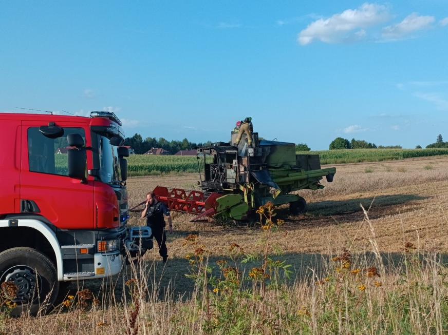 Nowa Wieś, gmina Iława: pożar maszyny rolniczej przy ulicy Jowisza. Akcja gaśnicza JRG.