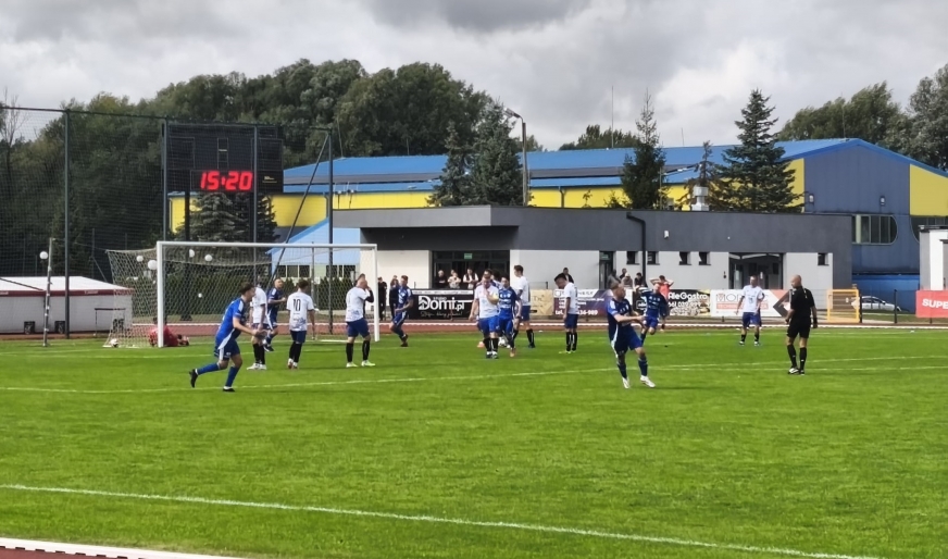 Radość drużyny Jezioraka po golu Huberta Otręby z rzutu wolnego na 0:2 w meczu z Drwęcą