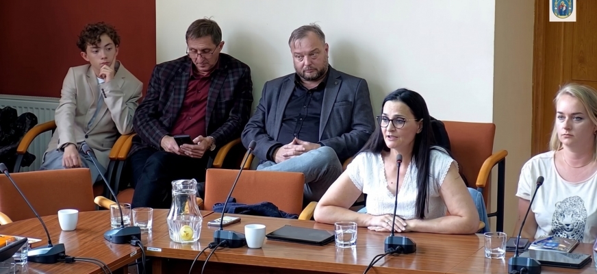Radna Ewa Jackowska dziękuje szefowi ZKM Iława Maciejowi Jaszczukowi, na zdjęciu tuż za nią.