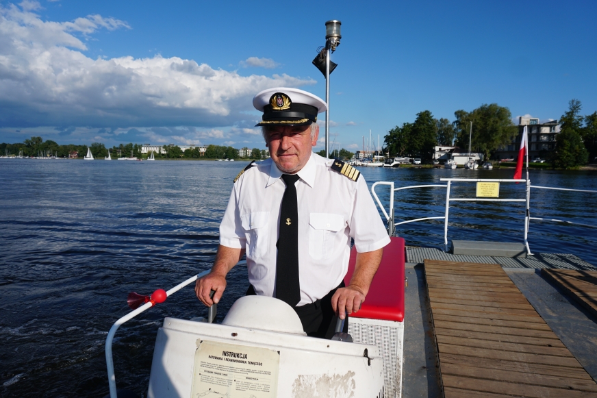 Kpt. Józef Bartkowski za sterem promu, którym przez lata przeprawiał na wyspę Wielka Żuława ludzi, pojazdy, zwierzęta itd.
