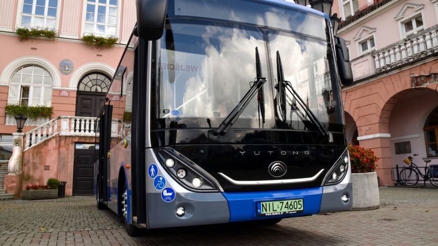 Dzieci i młodzież pojadą autobusami za darmo? Petycja na biurku burmistrza zderza się z twardą rzeczywistością.
