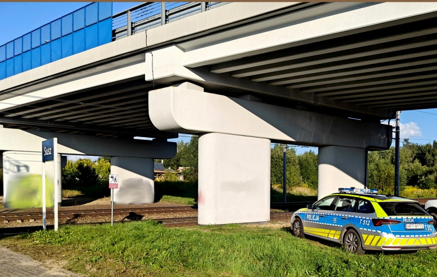 Potrącenie pieszego przez pociąg w Suszu. Mężczyzna z poważnymi obrażeniami trafił do szpitala.
