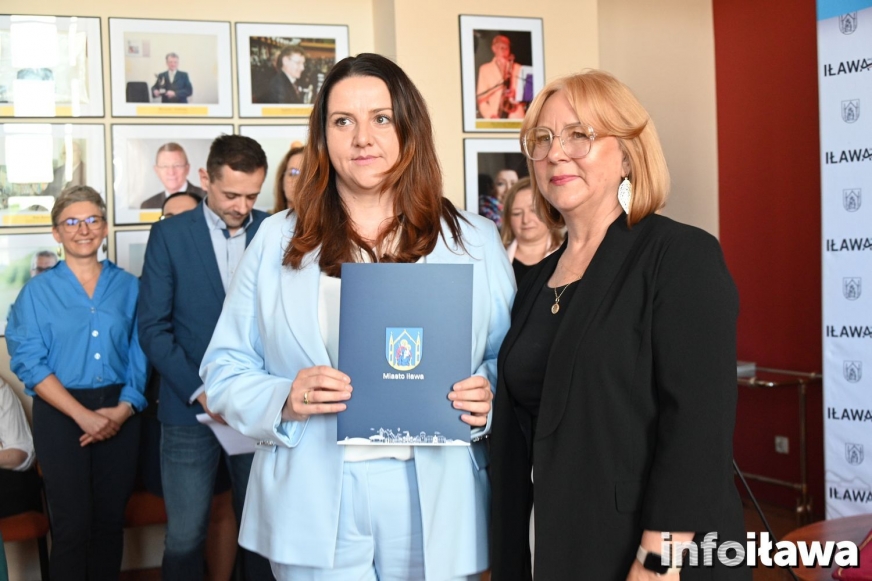 Agata Wacławska na zdjęciu z pierwszego posiedzenia Rady Miejskiej w Iławie obecnej kadencji. Radni składali wówczas ślubowanie i odbierali zaświadczenia o wyborze.