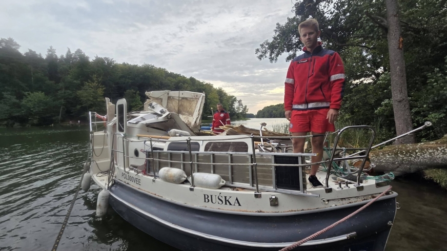 Uszkodzona łódź na Jeziorze Ilińsk koło Miłomłyna. Interwencja Iławskiego WOPR.