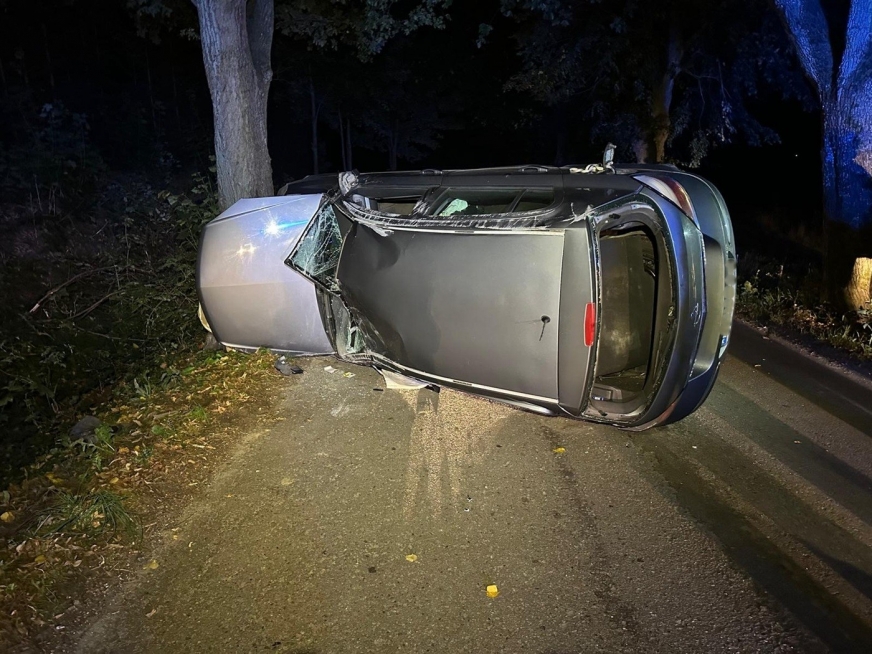 Zahaczył o drzewo i wywrócił pojazd! Ten kierowca w ogóle nie powinien był wsiadać za kółko...