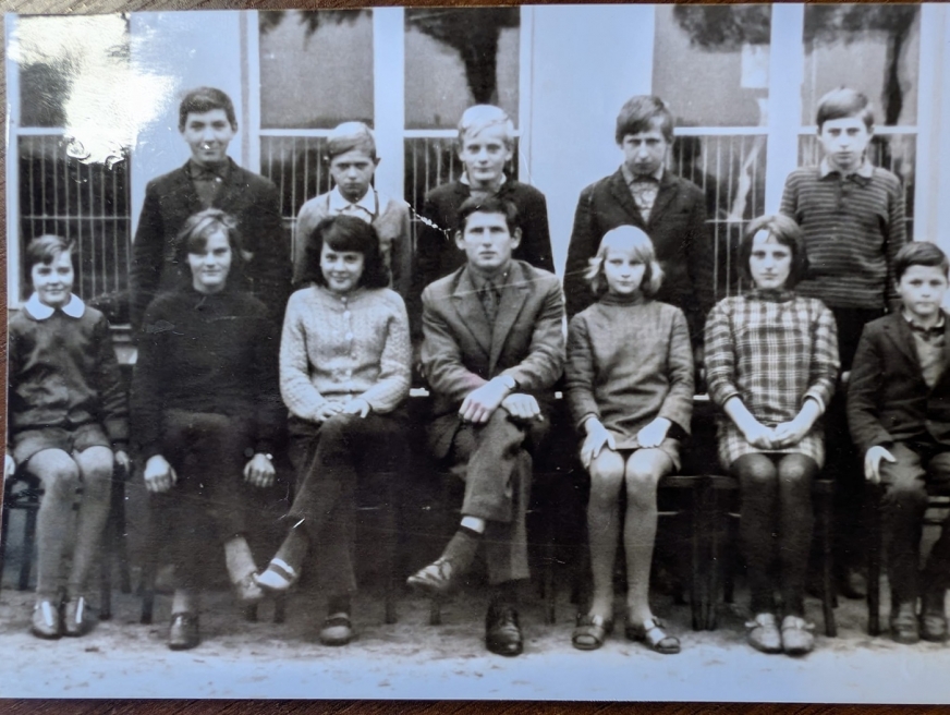 Lech Żendarski i jego dawni siódmoklasiści. Kto rozpozna siebie albo kogoś bliskiego na tym archiwalnym zdjęciu sprzed prawie 60 lat?
