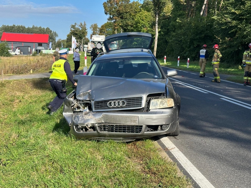 Zderzenie aut w Adamowie na DW 521. 19-latek z zakazami prowadzenia pojazdów wjechał w renault i uciekł.