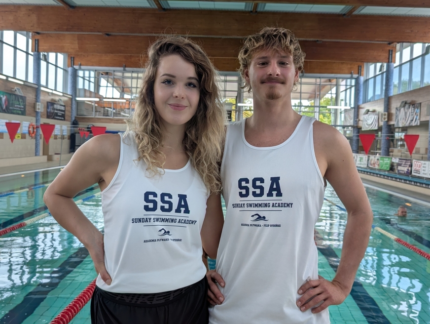 Sunday Swimming Academy w Iławie: nowa szkoła pływania dla dzieci i dorosłych. Szczegóły przedstawili w rozmowie z nami Julia i Filip.