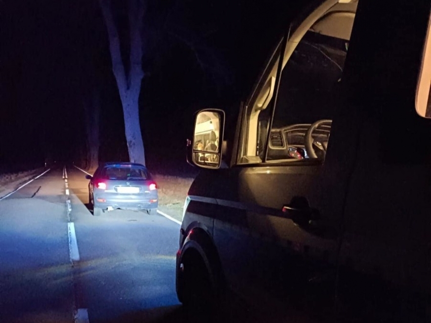 Szedł środkiem nieoświetlonej drogi bez odblasków. O krok od tragedii pod Iławą.