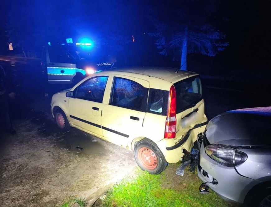 Zgubna brawura młodych kierowców! Wieczorne przejażdżki zakończone na płocie i zaparkowanym aucie.