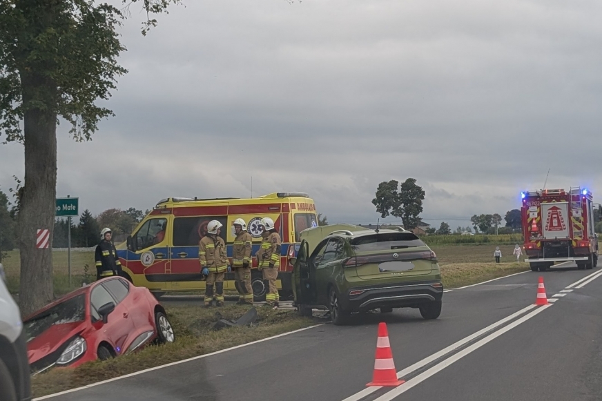Skasowany przód osobówki, drugi pojazd zjechał do rowu. Służby w akcji na DK16 w Lasecznie Małym.