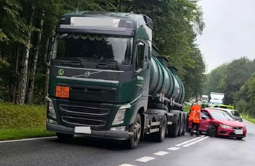 Trasa Iława-Sampława. Zderzenie trzech pojazdów na wojewódzkiej trasie.