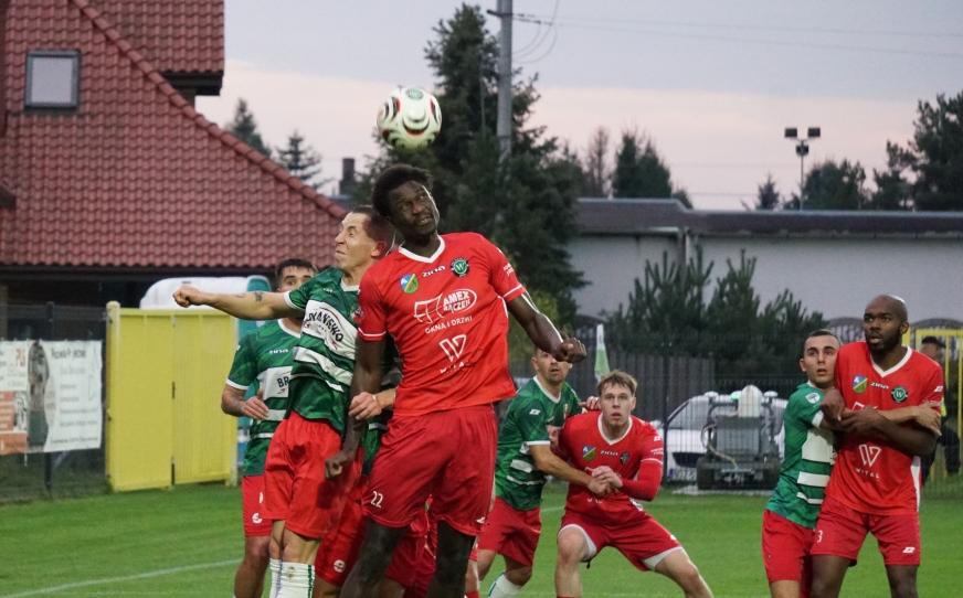 GKS Wikielec w pierwszej połowie co chwila gościł w polu karnym Zatoki. Tu do piłki skacze 21-letni Portugalczyk, Capieque Edmilson Capitao. Dalej na piłkę czycha m.in. Alan Klimek