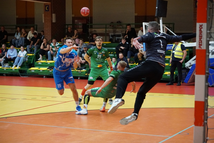 Dominik Sonnenfeld (Aqua-Instal Jeziorak Iława) w trakcie ataku na bramkę Tytanów Wejherowo