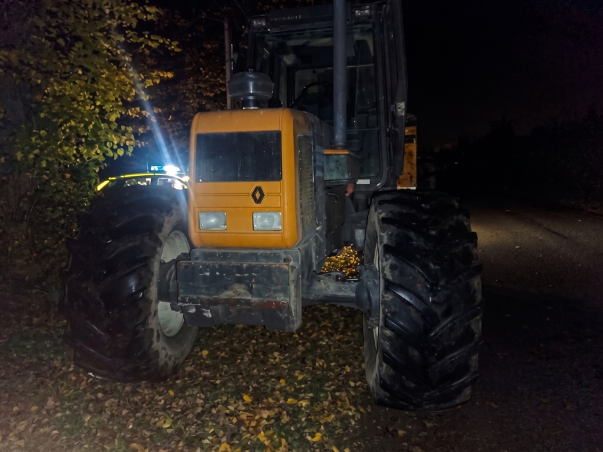 Zaskoczony przez policjantów, rzucił się do panicznej ucieczki... ciągnikiem! Szczegóły nocnej wizyty nieproszonego gościa i akcji policji w artykule.