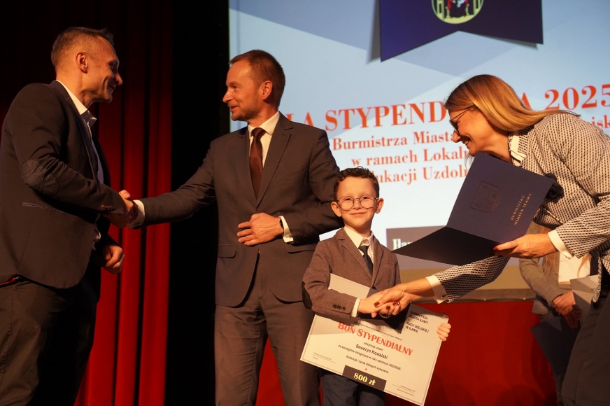 Na miejskiej Gali Stypendialnej 2026. Wspólne świętowanie i docenienie największych uczniowskich sukcesów z roku szkolnego 2025/2026.