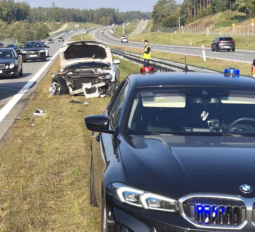 Zderzenie audi z ciężarówką na drodze S7 koło Piławek. Sprawca ukarany wysokim mandatem.