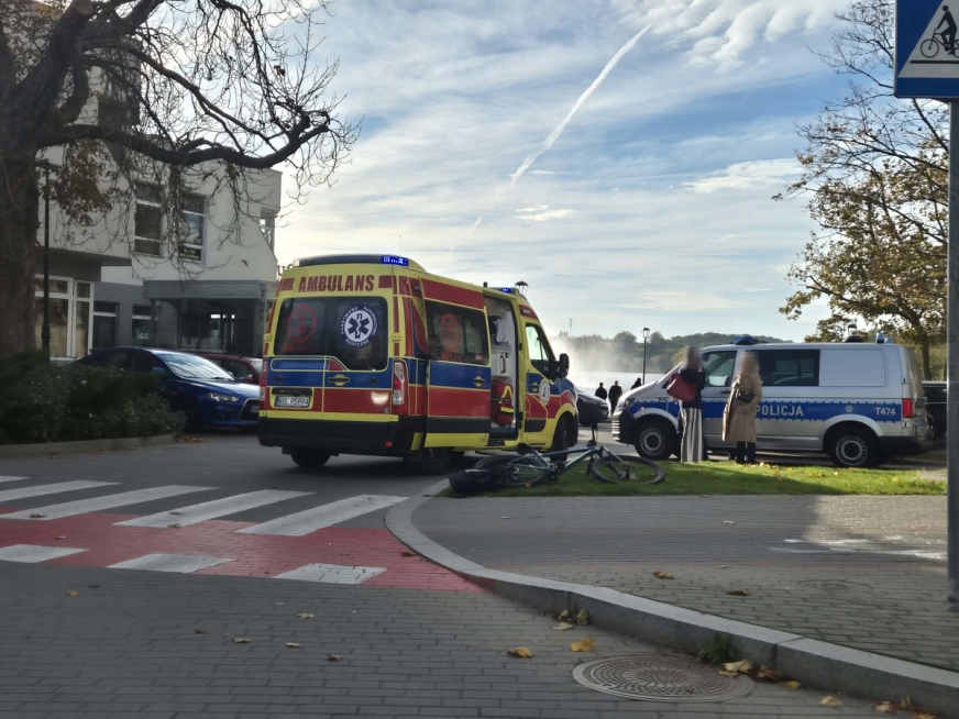Na szczęście nastolatek nie odniósł poważnych obrażeń. Służby na miejscu poniedziałkowego zderzenia rowerzysty z samochodem w centrum Iławy.