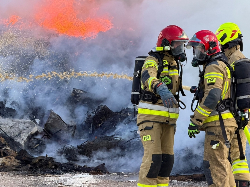 Rudno: pożar na terenie składowiska odpadów. Trwa akcja gaśnicza z udziałem 29 strażaków.