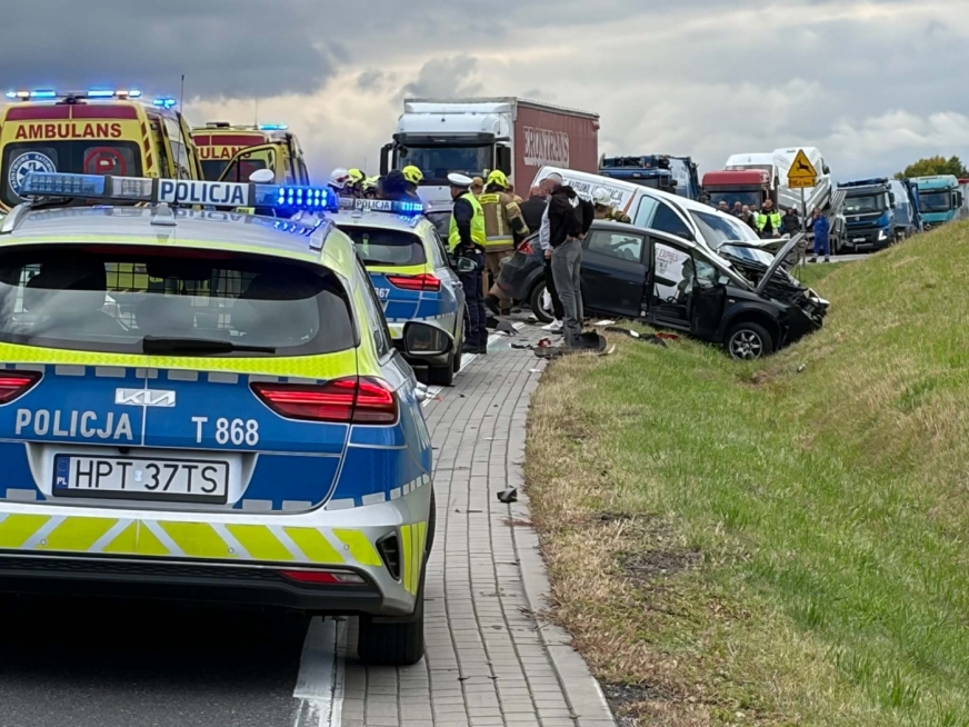 Poważne zdarzenie na trasie krajowej numer 15. W akcji śmigłowiec LPR.