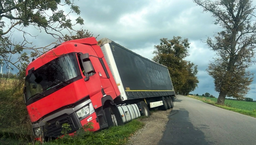 Chciał tylko zrobić miejsce, skończyło się w rowie... Niebezpieczna seria na drogach powiatu.