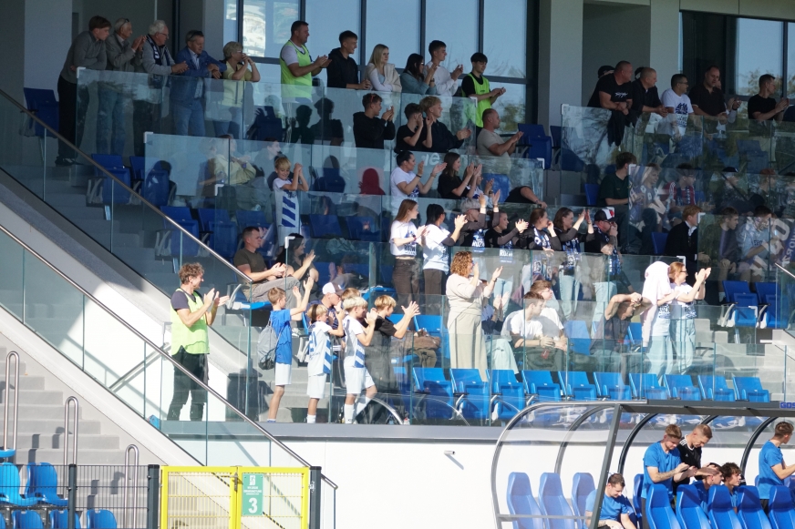 Trybuna główna Stadionu Miejskiego w Iławie, tu akurat podczas meczu Rozwój Iława - LZS Frednowy