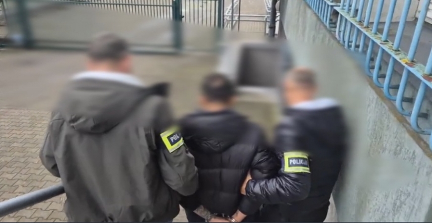 Policyjna obława w powiecie iławskim. KPP w Iławie podsumowuje akcję „Poszukiwany”. Na zdjęciu zatrzymany obywatel Kolumbii.