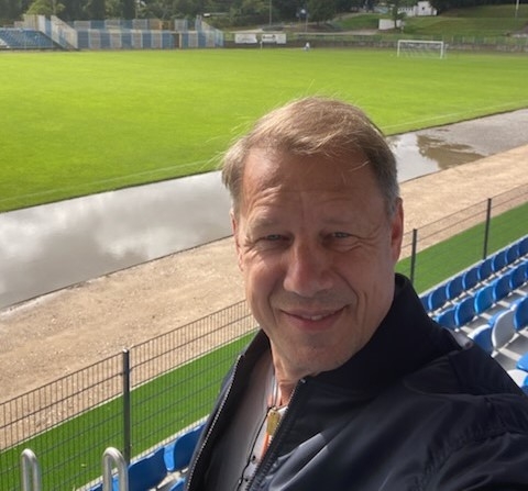 Grzegorz Mielcarski na stadionie w Iławie. To tu, w 1992 roku, zdobył gola w meczy z Łotwą