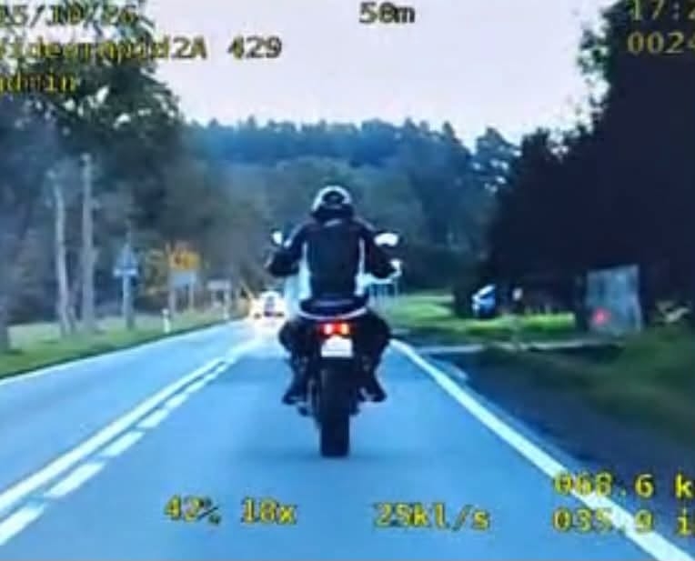 Ryzykowny manewr na krajówce między Iławą a Ostródą. Młody motocyklista długo nie wsiądzie za kółko!