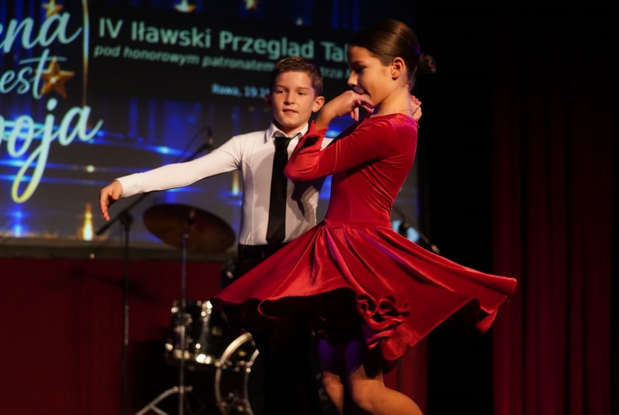 W tańcu prezentują się Natalia Cichocka i Szymon Huszcza, kategoria 7-10 lat.