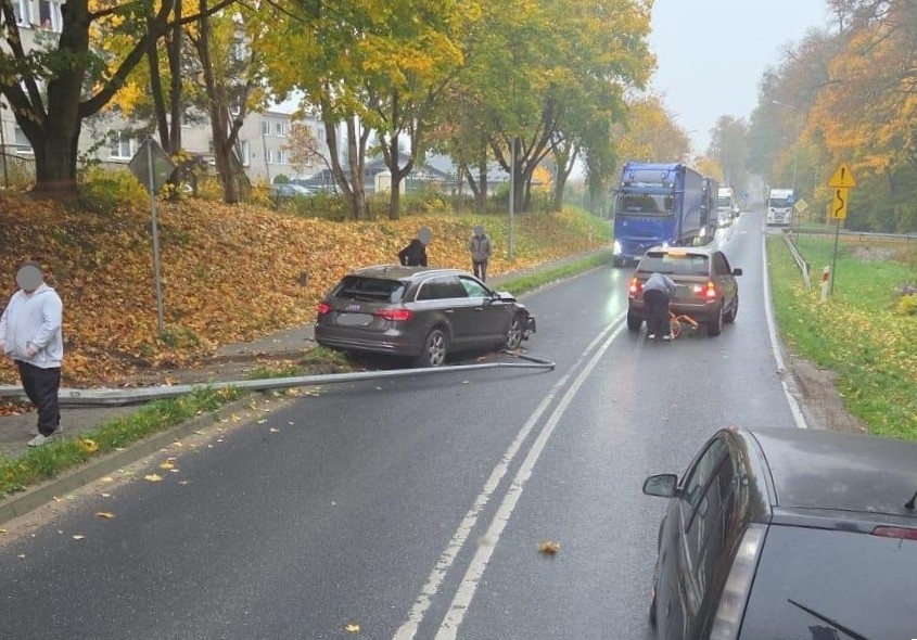 Wjechał prosto w latarnię w terenie zabudowanym. Szczęście, że chodnik był pusty.
