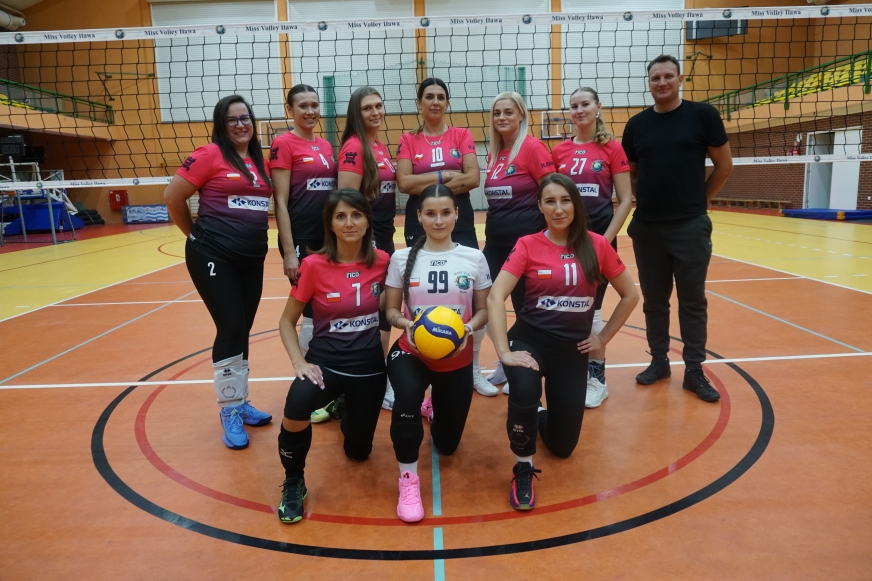 Prawie cała kadra Konstal Miss Volley Iława wraz z trenerem, Mateuszem Midurą