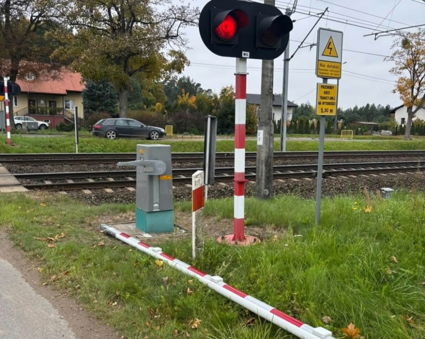 Zdarzenie na przejeździe kolejowym w Emilianowie. Kierowca uszkodził rogatki.
